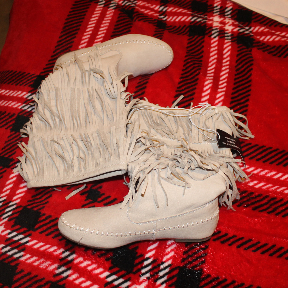 Arizona Jeans size 5.5 khaki boots with fringe